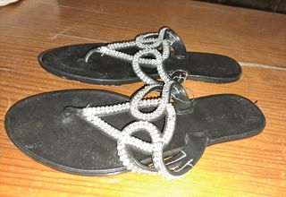 Lote sandalias y chanclas 36. 7 euros