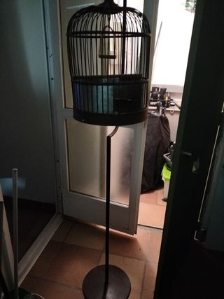 Jaula de hierro con pie