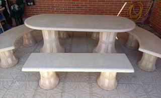 Mesa de Piedra y Bancos Jardín