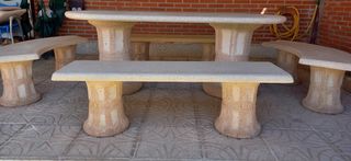 Mesa de Piedra y Bancos Jardín