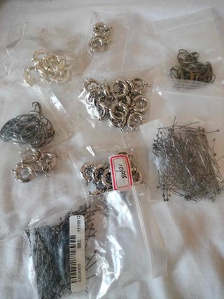 abalorios, piedras y medallones para manualidades