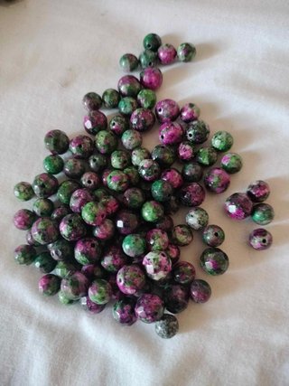 abalorios, piedras y medallones para manualidades