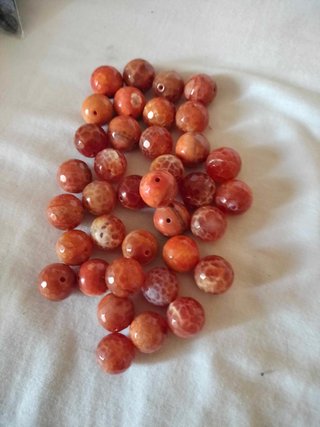 abalorios, piedras y medallones para manualidades