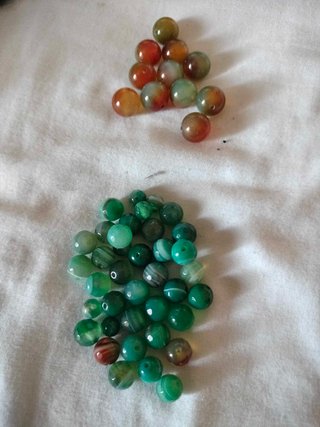 abalorios, piedras y medallones para manualidades