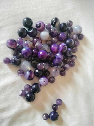 abalorios, piedras y medallones para manualidades