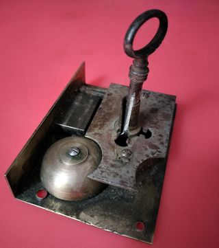 CERRADURA CON ALARMA ANTIGUA