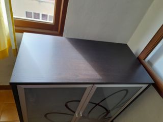 Dos muebles de salón de madera oscura