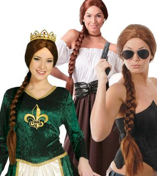 Peluca con trenza castaña.