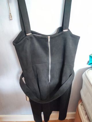 Vestido corto de terciopelo de Bershka