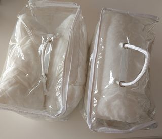 2 almohadas en perfecto estado y con sus fundas