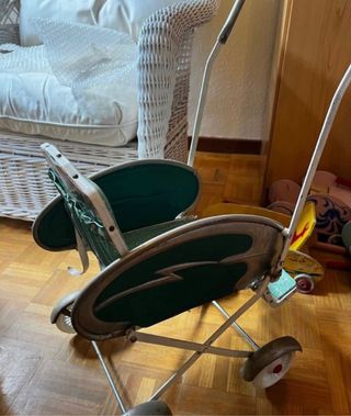 sillita antigua de muñecas