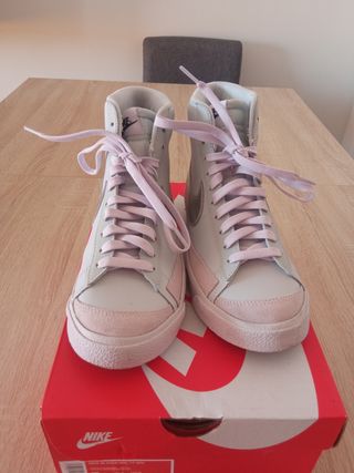 Nike Blazer Rosa con Blanco de segunda mano por 45 EUR en Burgos en WALLAPOP