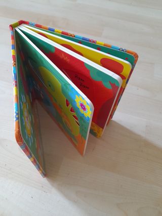 El bebé se mueve y descubre animales