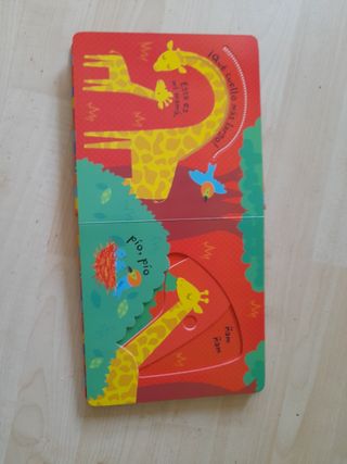 El bebé se mueve y descubre animales