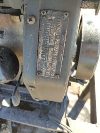 Motor con bomba de riego de gasoil.