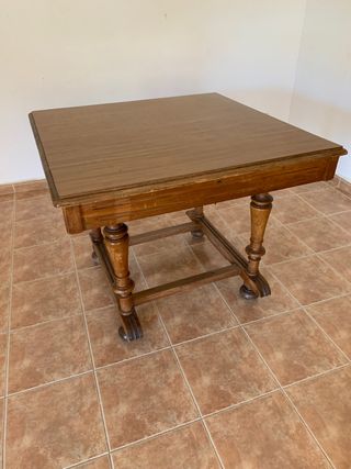 Mesa de comedor antigua y mesa baja TV