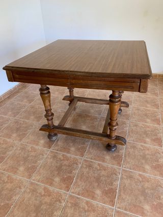 Mesa de comedor antigua y mesa baja TV