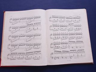 ANTIGUO LIBRO DE PARTITURAS DE OBRAS VARIAS