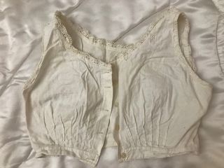 Corpiños antiguos con puntilla.