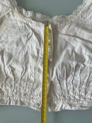 Corpiños antiguos con puntilla.
