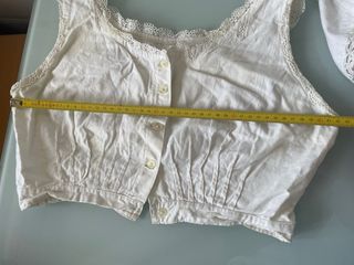 Corpiños antiguos con puntilla.