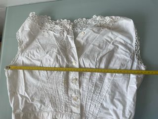 Corpiños antiguos con puntilla.