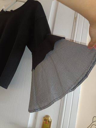 BLUSA NEGRA CON MANGAS DE CAMPANA