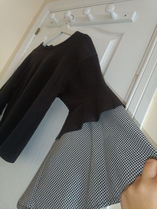 BLUSA NEGRA CON MANGAS DE CAMPANA