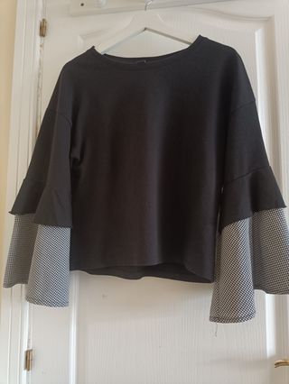 BLUSA NEGRA CON MANGAS DE CAMPANA