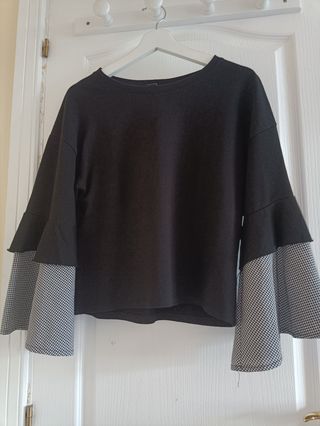 BLUSA NEGRA CON MANGAS DE CAMPANA