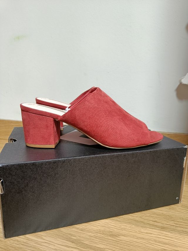 Sandalias tacón color teja Primark nuevas de segunda mano por