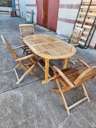 Mesa jardín con cuatro sillas plegables