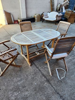 Mesa jardín con cuatro sillas plegables