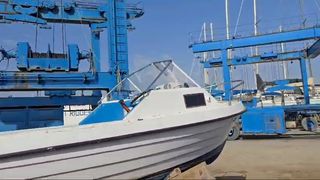Barco a motor para titulín.