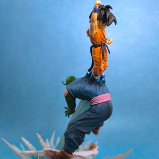 FIGURA DE COLECCIÓN GOKU VS PICCOLO