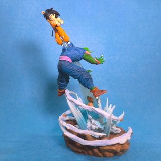 FIGURA DE COLECCIÓN GOKU VS PICCOLO