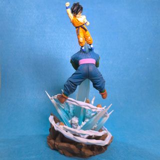 FIGURA DE COLECCIÓN GOKU VS PICCOLO