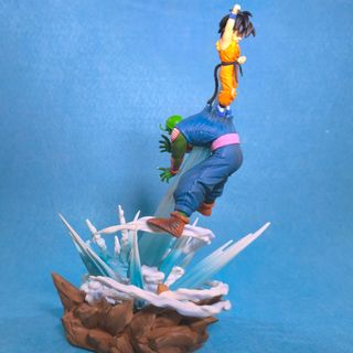 FIGURA DE COLECCIÓN GOKU VS PICCOLO