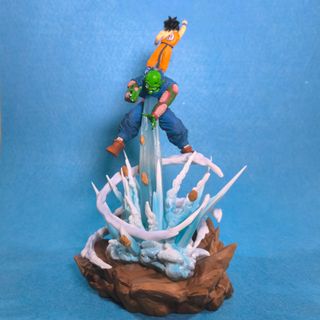 FIGURA DE COLECCIÓN GOKU VS PICCOLO
