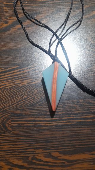 Collana resina blu fluo