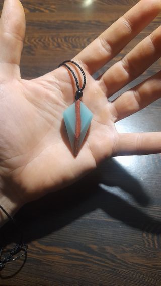 Collana resina blu fluo