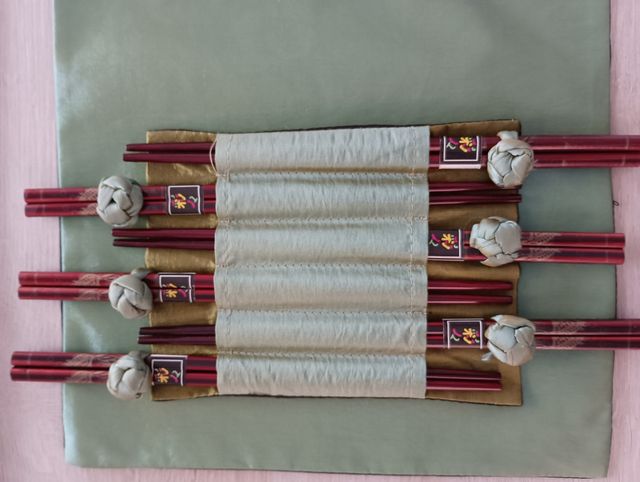 Set salvamanteles y palos chinos