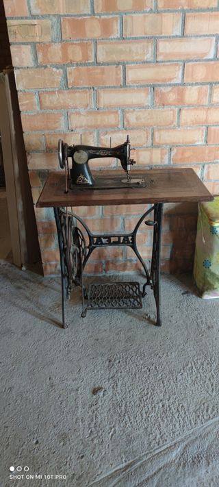 Maquina de coser antigua