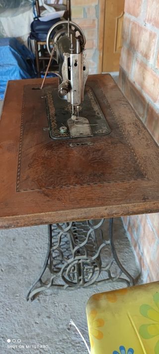 Maquina de coser antigua
