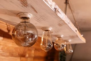 Lampadario a sospensione in legno