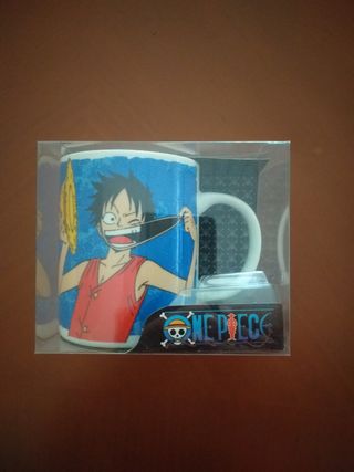 Taza One Piece Luffy y emblema.