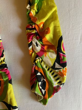 camiseta multicolor con mucho estilo