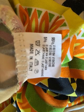 camiseta multicolor con mucho estilo