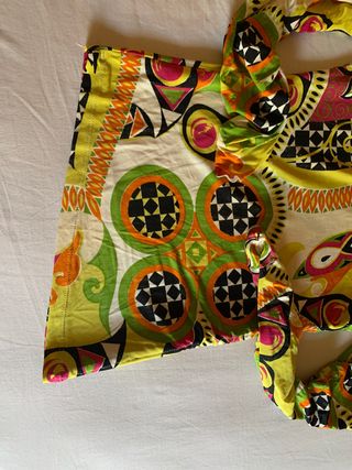 camiseta multicolor con mucho estilo