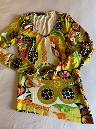 camiseta multicolor con mucho estilo